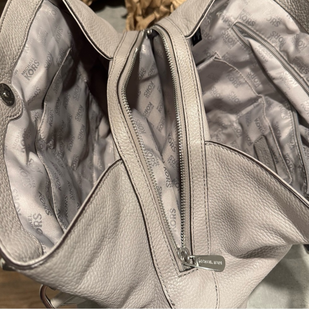 Michael Kors Gray Pebbled Leather Handbag in Excellent Condition! Preowned!! - Picture 7 of 8